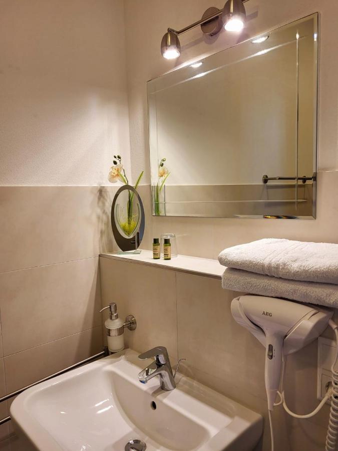 Lutz Motel Падерборн Екстериор снимка